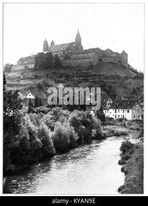 Questa immagine del 1925 della rivista *Unser Land* raffigura il castello di Grocomburg in Germania, catturato dal nord. La fotografia mostra lo stile architettonico e il paesaggio circostante durante l'inizio del XX secolo. Foto Stock