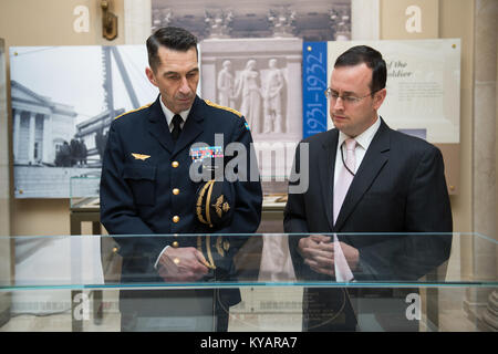 Il Comandante supremo svedese di forze armate gen. Micael Bydén conduce una pubblica Wreath-Laying presso la tomba del Milite Ignoto (37200294924) Foto Stock