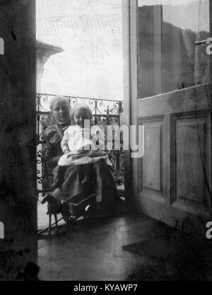 Una fotografia del XX secolo mostra un edificio in via Marek Jzsef, Budapest, che mette in evidenza un appartamento al terzo piano con vista sul parco di Városliget, che riflette l'architettura urbana e vive in Ungheria. Foto Stock