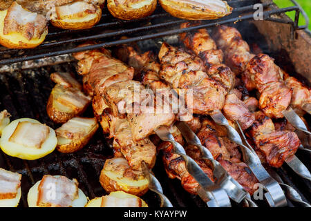 Materie kebab grigliare su spiedino di metallo. La torrefazione di carne al barbecue con verdure. Barbecue di carne bovina fresca tritate Fette. Tradizionale piatto orientale, shish kebab. Grill Foto Stock