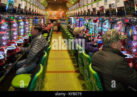 24.12.2017, Kyoto, Giappone, Asia - Il popolo giapponese gioca con il gioco Pachinko macchine in un salotto a Kyoto. Foto Stock