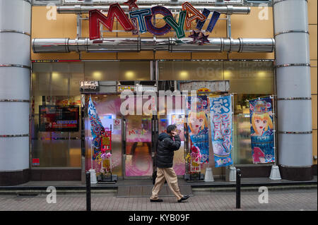 31.12.2017, Tokyo, Giappone, Asia - un uomo cammina da un Pachinko parlor a Tokyo su un inizio di mattina. Foto Stock