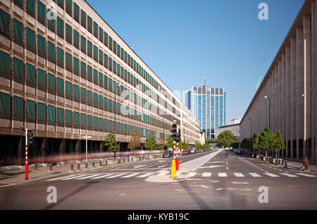 Una lunga esposizione abbattuto da una strada principale a Bruxelles in Belgio con la vista alla Torre della Finanza. Foto Stock