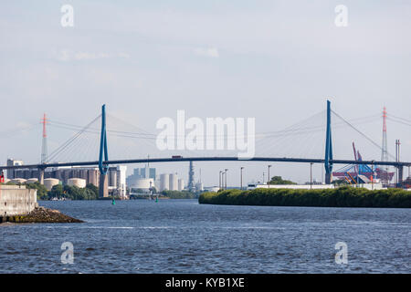 Vista lungo il fiume Elba al famoso Koehlbrandbruecke ad Amburgo. Foto Stock