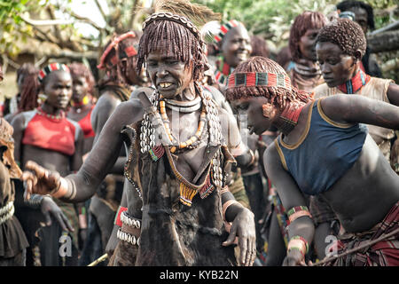 Hamar tribe - donne che danzano durante 'bull jump': la più importante cerimonia per i giovani uomini, l'ultima prova prima di passare in età adulta. Etiopia Foto Stock