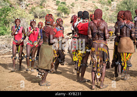 Hamer tribe - donne che danzano durante 'bull jump': la più importante cerimonia per i giovani uomini, l'ultima prova prima di passare in età adulta. Etiopia Foto Stock