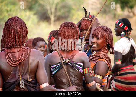 Hamer tribe - donne che danzano durante 'bull jump': la più importante cerimonia per i giovani uomini, l'ultima prova prima di passare in età adulta. Etiopia Foto Stock