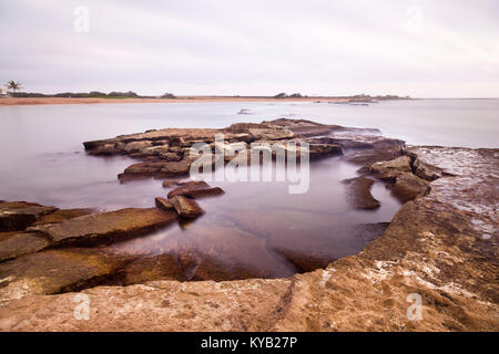 Una lunga esposizione di alcune barriere coralline nel sale Pond Beach Park in Kauai, Hawaii. Foto Stock