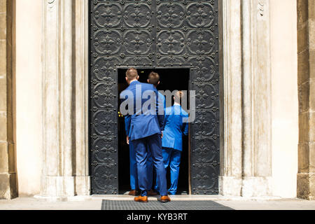 Lo sposo e groomsmen all ingresso della chiesa. Foto Stock