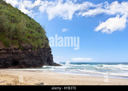 Hanakapiai Beach, uno dei mondi più pericoloso spiagge presso la costa di Na Pali in Kauai, Hawaii. Foto Stock