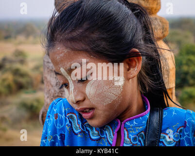 Bagan, Myanmar - Feb 17, 2016. Una ragazza birmano con thanaka incollare sul suo viso a Bagan, Myanmar. Thanaka è un colore bianco giallastro pasta cosmetico realizzato da Foto Stock