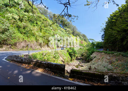 Uno dei molti tornanti della strada a Hana in Maui, Hawaii. Foto Stock