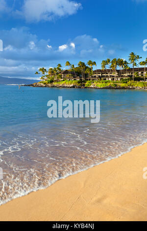 La bellissima Napili Bay di Maui, Hawaii breve prima del tramonto. Foto Stock