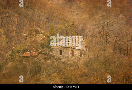 Vintage fortres medievale rovine nella foresta bulgara Foto Stock