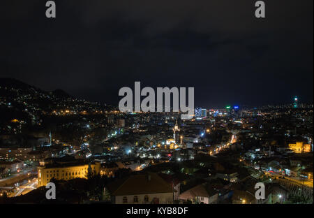 Vista notturna di Sarajevo dalla fortezza di colore giallo Foto Stock