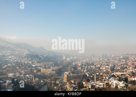 Foschia mattutina a Sarajevo, vista dalla fortezza di colore giallo Foto Stock
