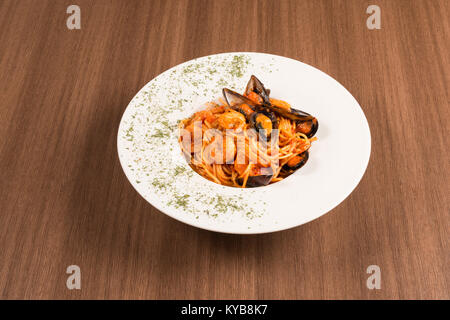 Tradizionale pasta italiana con gusci su un piatto bianco Foto Stock