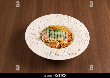 Semplice pasta italiana con pomodorini su un piatto bianco Foto Stock