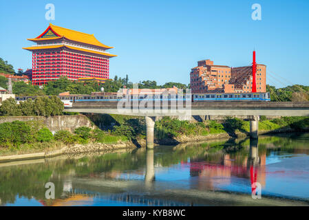 Paesaggio di Taipei presso il fiume con grand hotel Foto Stock