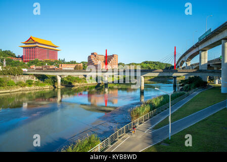 Paesaggio di Taipei presso il fiume con grand hotel Foto Stock