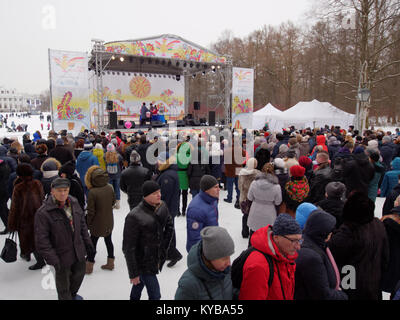 La gente celebra Maslenitsa a San Pietroburgo, Russia Foto Stock