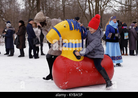 La gente celebra Maslenitsa a San Pietroburgo, Russia Foto Stock