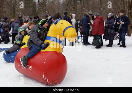 La gente celebra Maslenitsa a San Pietroburgo, Russia Foto Stock