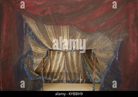 Questo modello di scena del 1885 per il terzo atto, scena 7 dell'opera di Jules Massenet 'le Cid' fu creato da Auguste Rubé, Philippe Chaperon e Marcel Jambon. Rappresenta un momento chiave nella messa in scena dell'opera, mostrando la visione dei designer per il set e l'atmosfera della scena. Foto Stock