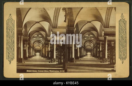 Vista stereoscopica che mostra la Model Room dell'Ufficio brevetti degli Stati Uniti a Washington, D.C., con numerosi modelli di invenzione e mostre che illustrano l'innovazione americana nel XIX secolo. Foto Stock