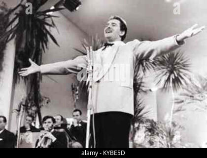 Questa immagine mostra il cantante italiano Domenico Modugno che si esibisce al Festival di Sanremo del 1958, un importante concorso musicale italiano, dove è diventato famoso per "nel blu dipinto di blu". Foto Stock