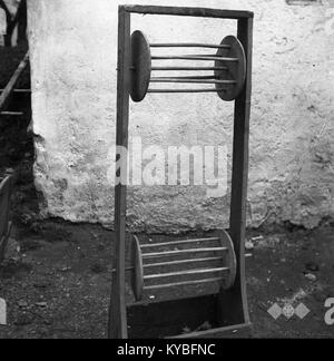 Un'immagine del 1963 di una bobina di filati a Lipnik, Resnik, illustra l'artigianato tessile sloveno tradizionale e le tecniche industriali utilizzate nella produzione di filati. Foto Stock