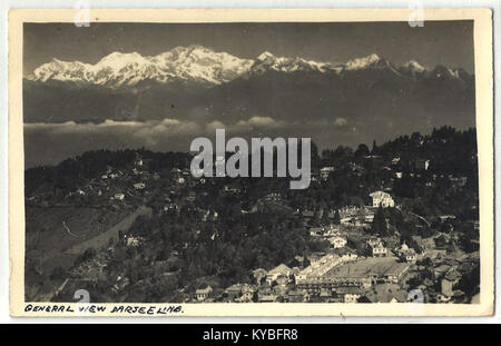 Una vista panoramica del monte Kangchenjunga fotografata da Darjeeling, che mostra le pendici innevate della vetta dell'Himalaya e il paesaggio circostante. Foto Stock