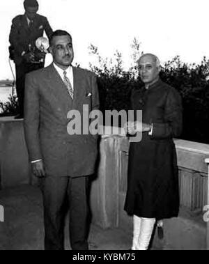 Nasser per partecipare a una cena di gala presso l Ambasciata Indiana in Cairo in onore del Primo Ministro indiano Jawaharlal Nehru (01) Foto Stock