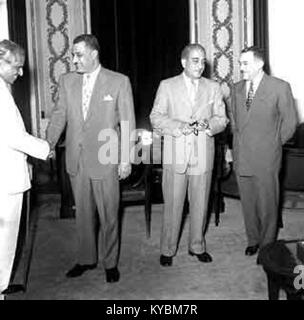 Fotografia che mostra il presidente egiziano Gamal Abdel Nasser che riceve il diplomatico indiano Krishna Menon nel 1956, che rappresenta le relazioni diplomatiche tra Egitto e India. Foto Stock