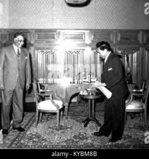 Questa fotografia mostra il presidente egiziano Gamal Abdel Nasser che riceve l'ambasciatore indiano Ratan Kumar Nehru al Cairo, evidenziando le relazioni diplomatiche Egitto-India durante la metà del XX secolo. Foto Stock