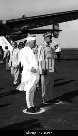 Nasser ricevendo il Primo Ministro indiano Jawaharlal Nehru all'Aeroporto del Cairo (03) Foto Stock