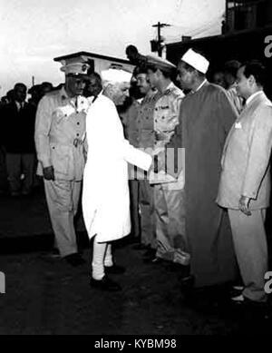 Nasser ricevendo il Primo Ministro indiano Jawaharlal Nehru all'Aeroporto del Cairo (09) Foto Stock