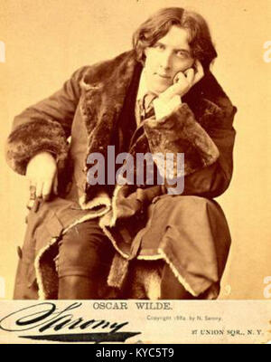 Ritratto di Oscar Wilde (1854–1900) scattato dal fotografo Napoleon Sarony a New York nel 1882, catturando lo scrittore durante il suo tour americano di conferenze. Foto Stock