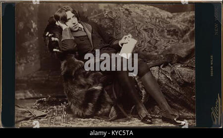 Un ritratto dello scrittore irlandese Oscar Wilde scattato a New York nel 1882 dal fotografo Napoleon Sarony, catturando lo stile distintivo di Wilde durante il suo tour di conferenze americano. Foto Stock