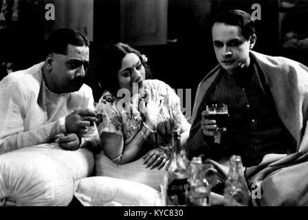 Un'immagine del film bengalese 'Devdas' del 1935 con P.C. Barua, Amar Mullick e Chandrabati. Il film, adattato dal romanzo di Sarat Chandra Chattopadhyay, esplora temi di amore e tragedia. Foto Stock