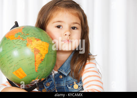 Bella 5 anni bambina abbraccia il mondo Foto Stock