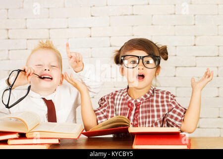 Due graziosi bambini nerds sono perplesso e di pensare. Foto Stock