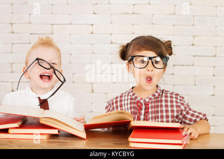 Due graziosi bambini nerds sono perplesso e di pensare. Foto Stock