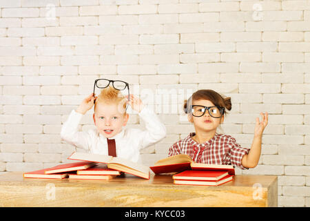 Due graziosi bambini nerds sono perplesso e di pensare. Foto Stock