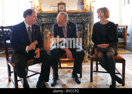 Stati Uniti Senato leader della minoranza Chuck Schumer, centro soddisfa appena giurato in Senatore Doug Jones, sinistro e il senatore Tina Smith, destra nel suo ufficio negli Stati Uniti Campidoglio il 3 gennaio 2017 a Washington, DC. Foto Stock