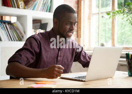 Imprenditore africana guardando lo schermo del notebook frustrati dalla cattiva notizia, ha sottolineato l'uomo in tensione il tifo sport team guarda la partita online, commerciante nero n Foto Stock