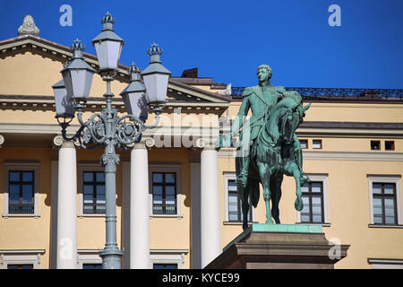 Il Royal Palace e la statua del re Karl Johan XIV a Oslo, Norvegia Foto Stock