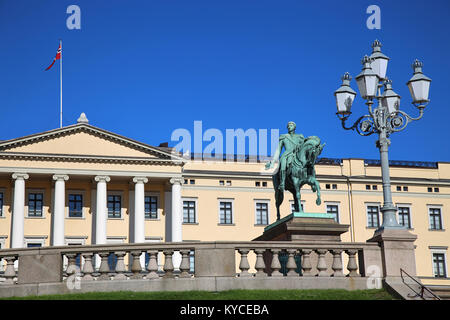 Il Royal Palace e la statua del re Karl Johan XIV a Oslo, Norvegia Foto Stock