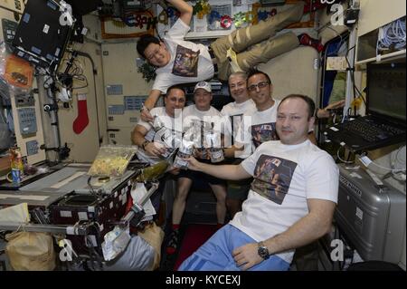 Expedition 54 membri di equipaggio festeggiare il nuovo anno a bordo della Stazione Spaziale Internazionale il 1 gennaio 2018 in orbita intorno alla terra. Equipaggio da sinistra a destra sono: JAXA astronauta Norishige Kanai, Roscosmos cosmonauta Anton Shkaplerov, gli astronauti della NASA Scott Tingle, Mark Vande Hei, Joe Acaba e Roscosmos cosmonauta Alexander Misurkin. Foto Stock