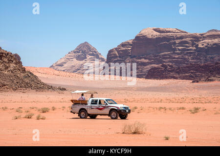 Tutti i tipi di terreno pick-up con i turisti, circolante nel deserto di Wadi Rum, Giordania Foto Stock